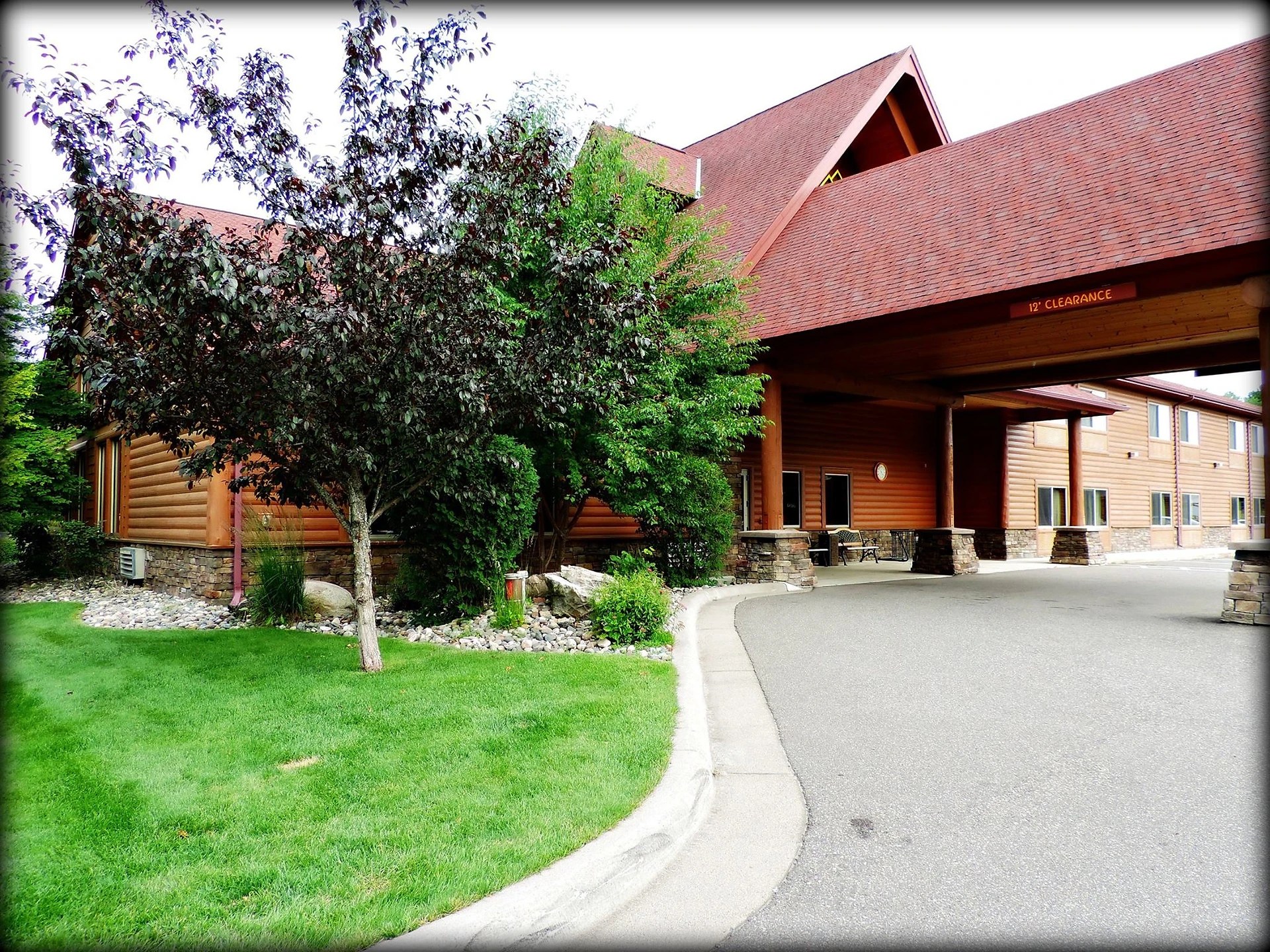 Pine Peaks Lodge & Suites Guest Reviews